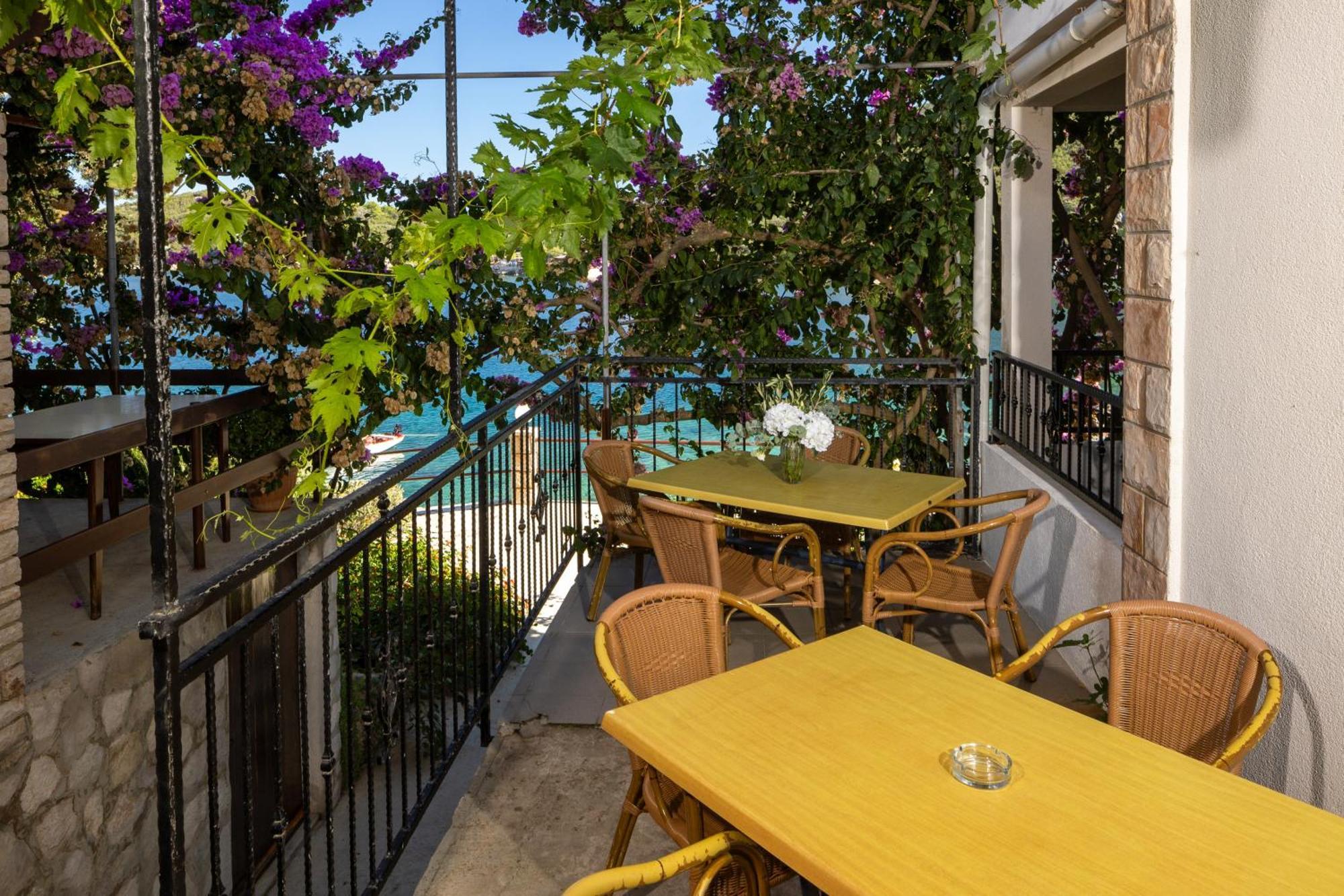 Apartmani Nikola Zastražišće Exteriér fotografie